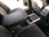 後部座席に2名乗車の時は真ん中にドリンクホルダーも出せちゃいます!