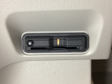 ハンドルの左下にETCがついています。高速道路の料金所の通過も楽々です。 カードの取り出しもしやすい場所についています。