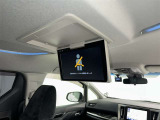 後席用大画面モニターですね。 ドライブをしていて一番退屈な時が渋滞の待ち時間ですよね。 これがあれば後ろでも快適な大きさで見れて退屈な渋滞でも快適に過ごせますよ。