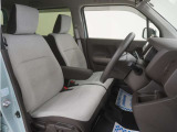 運転席のスペースはゆったりしていて、視界も広く確保されているので普段の運転からロングドライブまで快適です。