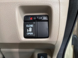 パワースライドドアが付いています。ワンタッチで簡単にお子様でも、お年寄りの方でも、開閉できますからとても便利です。キーレスや車内スイッチでも自動でドアの開閉ができます。
