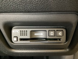 ハンドルの右下にETCがついています。高速道路の料金所の通過も楽々です!。 カードの取り出しもしやすい場所についています。