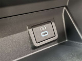 充電用端子付き。スマートフォンなどの充電に便利です。