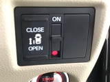 【パワースライドドア】助手席側がパワースライドドアになっており、運転席のスイッチやスマートキーでも開閉が可能です!開口部も広いので乗り降りも楽々♪