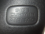 サイドカーテンエアバックシステムは、側面衝突時に大人から子供までさまざまな体格の乗員の頭部や頚部を広範囲で保護。特にセンターピラーへの頭部衝突を防ぐ展開性能を実現しています。