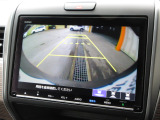 バックをするとき自動でリアの様子が映る『リアカメラ』付き! ナビ画面で確認しながらバックができますから安心ですね。でも、目視も大切ですよ!安全第一でお願いします!