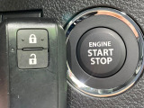 【キーレススタートシステム】カバンやポケットに入れたままでもドアの施錠・解錠が可能なスマートキーを装備。エンジンのオン・オフ時もカギを取り出す必要が無いからとっても便利です♪