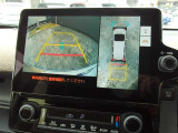 パノラミックビューモニター付きです。車両を上から見たような映像をディスプレイオーディオ画面に表示。運転席からの目視だけでは見にくい、車両周辺の状況をリアルタイムでしっかり確認できます。