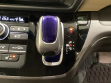 ハイブリッド専用セレクトレバーです。シフトチェンジを電子信号で送信するセレクトレバーを採用していますので、軽快でスマートな操作を楽しめます。