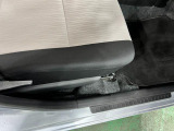 痛みの出やすい運転席シートの角、フロアマット、座面、ともに良好です