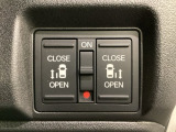 リアドアは乗り降りに便利な両側電動スライドドアです。また運転席に座っていながらスイッチ操作で自在にスライドドアを開け閉めできます。