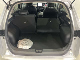 後部座席は分割でシートを倒すことができます。大きな荷物も積めます。上質で広々とした室内だから、みんなが心地よく車内で快適に過ごせます♪