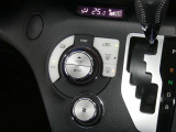 【オートエアコン】車内温度を感知して自動で温度調整をしてくれるのでいつでも快適な車内空間を創り上げます!どの席に座っても快適なドライブが楽しめます♪