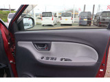 【運転席内ドア 】ミラー操作やウィンドウ開閉スイッチはドライバー目線で配置され、快適な操作性を実現!