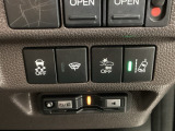衝突の危険がある時に警告してくれる衝突軽減ブレーキ。車線を外れそうな時に警告し、ステアリング制御してくれる路外逸脱制御機能搭載!