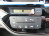 オートエアコンが標準装備されています。家のエアコンと同じ様な感覚で操作できますのでワンタッチで楽々です。余分な操作を行う必要がありませんので運転に集中する事が出来、事故防止にも繋がりますね。