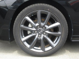 18インチ純正アルミホイールを装備。タイヤサイズは215/45R18となります。