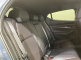 【セカンドシート】2列目もゆったりドライブを楽しめます。掲載箇所以外にご希望の写真がございましたらお気軽にお問い合わせ下さい。フロアマットは汚れが気になる場合は新品のご注文も承ります。