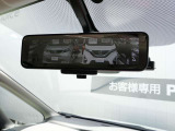 車両後方を映し出します・スマートルームミラー装備です。