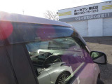 オプションのドアバイザーが付いています 雨の日に少しだけ窓をあけることができるんです。