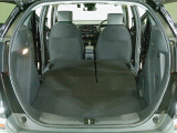 リアシートを倒せば広々荷室の出来上がり♪アレンジ次第でさまざまな荷物が積み込めますよ。