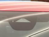 【スマートブレーキサポート】走行中に前方の車両等を認識し、衝突しそうな時は警報とブレーキで衝突回避と被害軽減をアシスト。より安全にドライブをお楽しみいただけます。