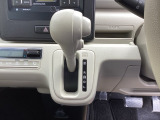 自然に手が届き、操作性の良いインパネシフトに、パーキングブレーキは、フットブレーキタイプなので、運転席と助手席の間はすっきりしています。