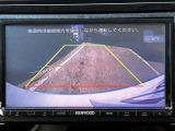ガイドライン機能付きのリアカメラが装備されておりますので、後退時にとても便利です。