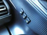 運転席はシートメモリー機能が付いているので、自分以外の人がシートを動かしても、ボタン一つでセットした位置に戻せます。