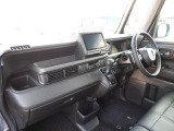 ★助手席周辺★ダッシュボードには豊富な収納BOXがありいつもすっきりとした車内!ほしい場所にちょうど良い収納を備えています。大きなフロントガラスによって見晴らしも良く快適な座り心地となっております