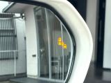 【ブラインドスポットモニター】走行中、ドアミラーの死角になりやすい箇所に後続車が接近するとサイドミラーのレンズに警告を表示!ドライバーに注意喚起をしてくれます。