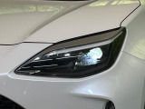 【LEDヘッドライト】悪天候や夜間走行時も良好な視界を確保し安心して運転できる高輝度LEDヘッドライトを装備!点灯速度が早く、消費電力も抑えられています。