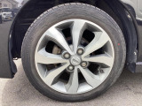 【純正アルミホイール】外観にマッチした純正アルミホイールを装着しております。各種社外アルミホイールや、スタッドレスタイヤも取扱いしております。是非ご相談ください♪