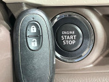 【インテリジェントキー】カバンやポケットに入れたままでもドアの施錠・解錠が可能なスマートキーを装備。エンジンのオン・オフ時もカギを取り出す必要が無いからとっても便利です♪