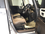 【ベンチシート】運転席と助手席の移動もスムーズ!狭い駐車場での乗り降りや、お子様の乗り降りにも便利です。座席の間にコンソールボックスやドリンクホルダーがないため、車内空間が広く感じます。