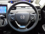 ハンドル左側にはオーディオ操作が出来るオーディオリモートコントロールスイッチ、右側にはHonda SENSINGとオートクルーズコントロールのスイッチを装備!