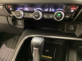 オートエアコンがついてます。左右独立で温度設定のできるデュアルオートエアコンです。パネル内のシートヒータースイッチは前席の左右別々に3段階で温度設定ができます。