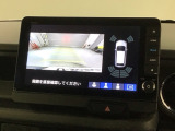 リバースギアに入れるだけで後方の表示へ切り替わります。夜間や雨の日の駐車も楽になりますよ。