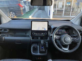 【運転席・インパネまわり】ハンドル・シート・フロアーなど隅々までプロによるクリーニング済み☆彡キレイな車内でドライブが一層快適にお楽しみいただけます!!