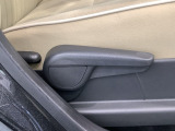 シートハイトアジャスターが付いているので運転姿勢を調整するのに便利ですね。身長に合ったシートポジションは安全運転や疲労軽減にもつながります。