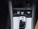 まるで近未来的なシフトノブ。楽々簡単操作♪またボタン一つでドライブモードの変更が可能です