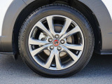 18インチ純正アルミホイールを装備。タイヤサイズは215/55R18となります。