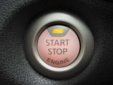 インテリジェントキ-(イモビライザ-機能内蔵)のエンジン始動&停止用プッシュボタンです。 キ-を持って乗り込んで、ブレ-キペダルを踏んでポチっとな、これだけでイイんです♪