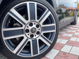 ●純正18インチアルミホイール:輸入車ならではの卓越した走りを支えるホイールと足回りです!日本車の走りに慣れている方にもぜひ体感して頂きたいほど、高いレベルでまとまっています!