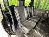 後部座席も気になるようなキズ・汚れやへたり等、大きなダメージはなく、良好な状態です。