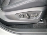 パワーシート搭載。微妙な調整が手軽にでき、ピッタリのポジションで運転することが可能です。