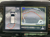 アラウンドビューモニターです。4つのカメラからの映像を合成・処理することで空から見下ろすような視点で周囲を確認でき、駐車時のクルマの位置確認がスムーズになります。