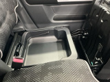 助手席シート下に収納が付いております!