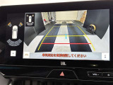 バックカメラの他に上から見下ろしたような画像が見れるアラウンド(全方位)モニター。前後左右を把握できる、すごい機能が装備されています!