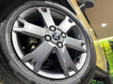【純正15インチアルミホイール】外観にマッチした純正アルミホイールを装着しております。各種社外アルミホイールや、スタッドレスタイヤも取扱いしております。是非ご相談ください♪